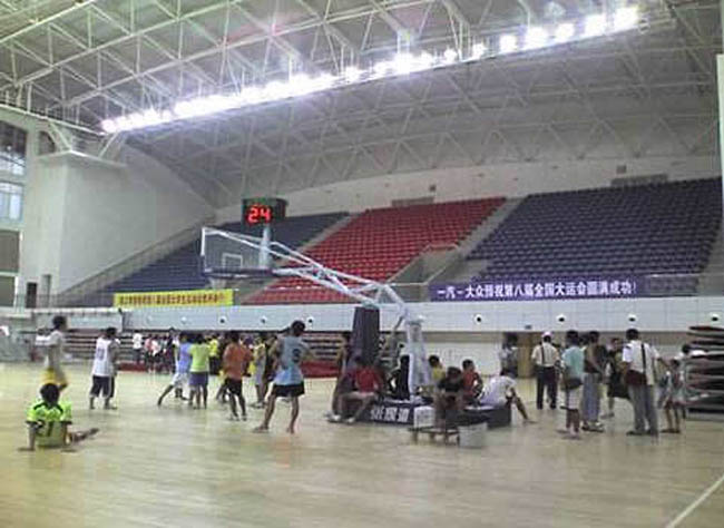 重庆室内篮球馆体育看台螺栓球网架